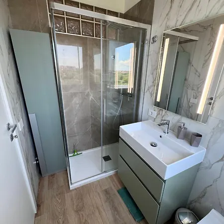 At Hand בית הארחה 4*